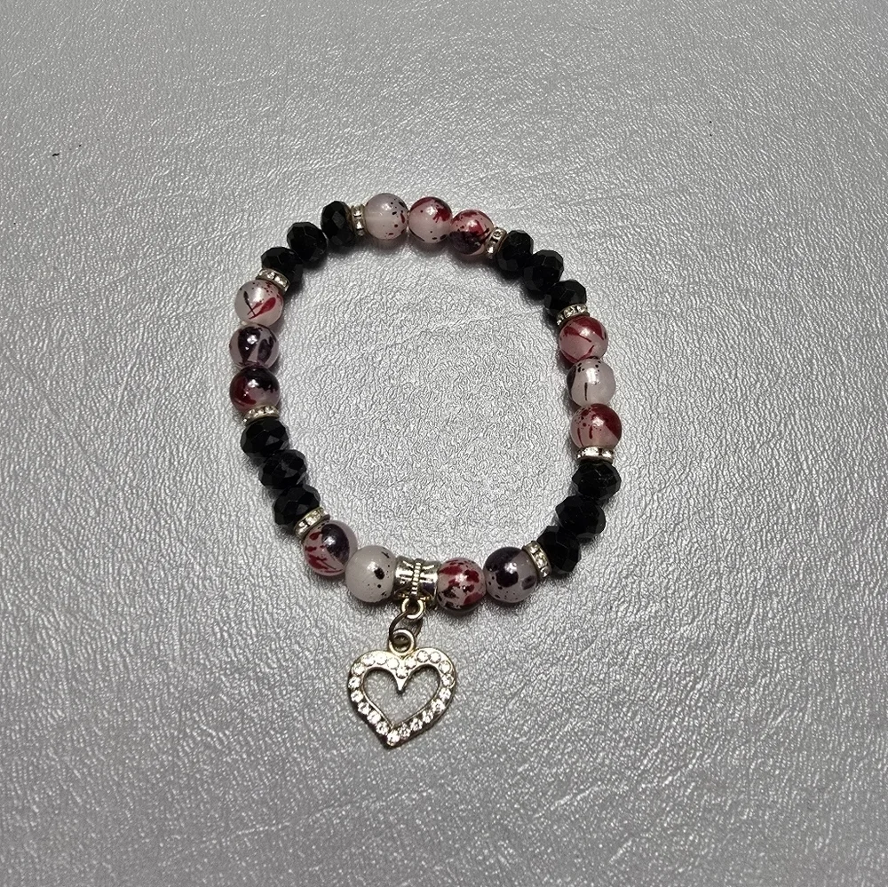 beautiful stretchy bracelet with heart charm